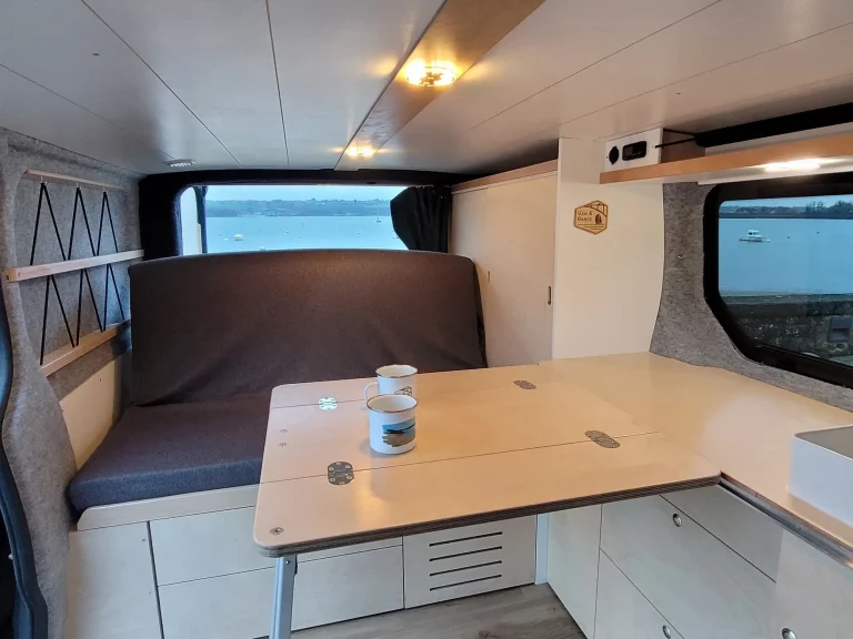 Van et Rance - aménagement sur mesure - Trafic 3 intérieur salon table