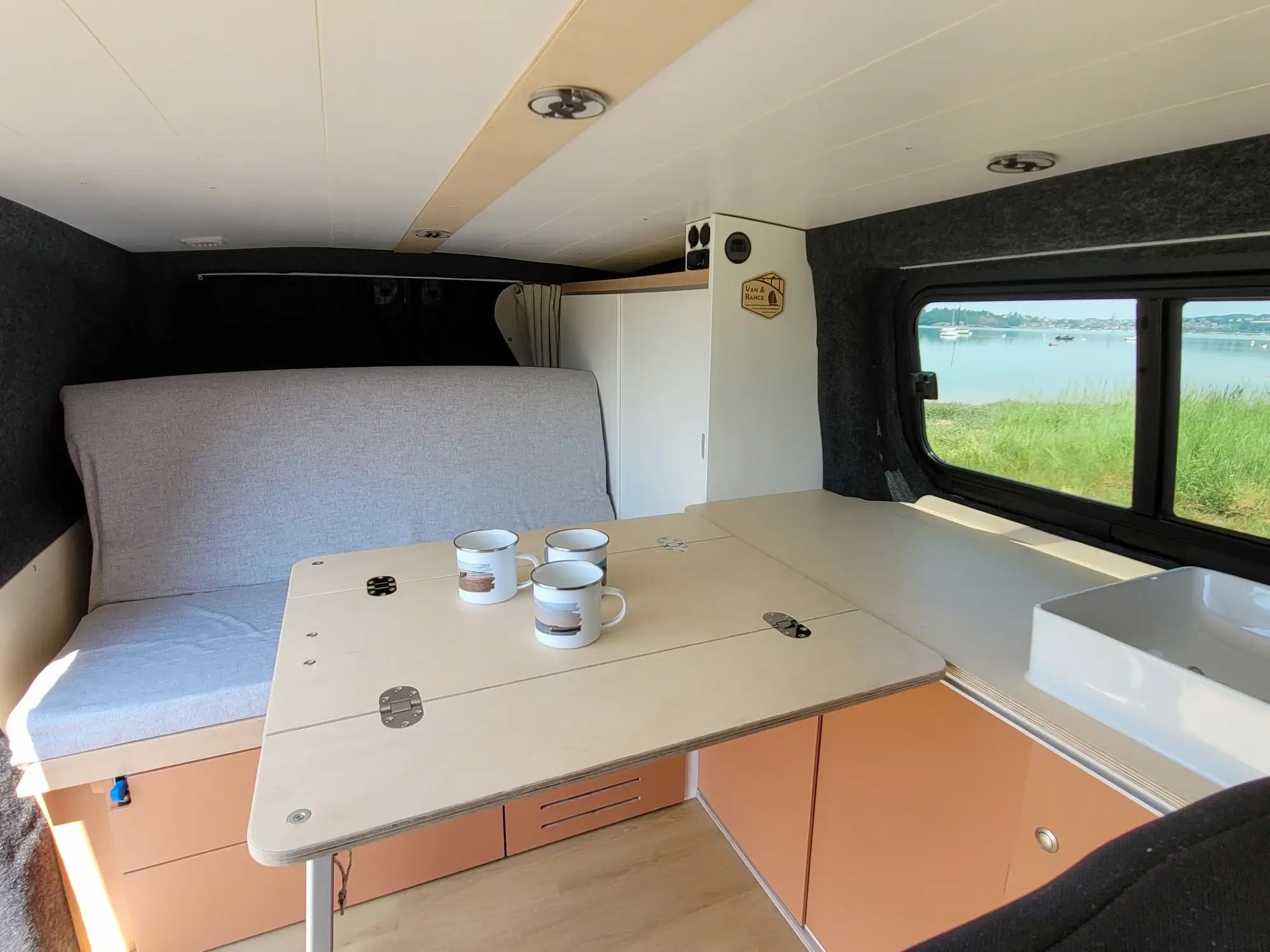 Van&Rance Fiat Scudo - intérieur table banquette vue mer