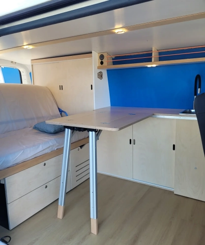 Van et Rance - aménagement sur mesure - intérieur salon cuisine table VW T6
