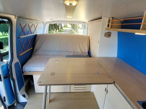 Van et Rance - aménagement sur mesure - intérieur salon table VW T6
