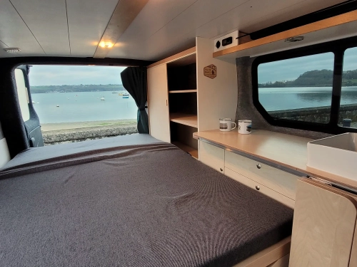 Van et Rance - aménagement sur mesure - Trafic 3 intérieur lit vue mer