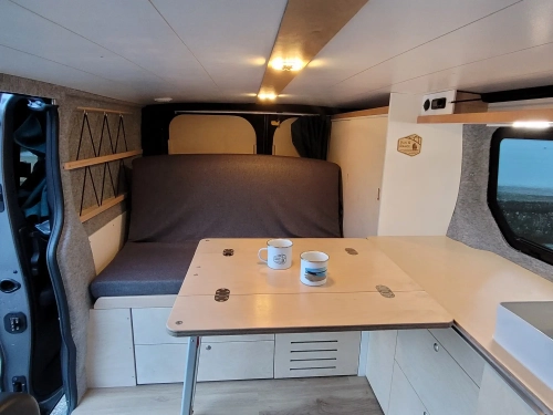 Van et Rance - aménagement sur mesure - Trafic 3 intérieur salon table